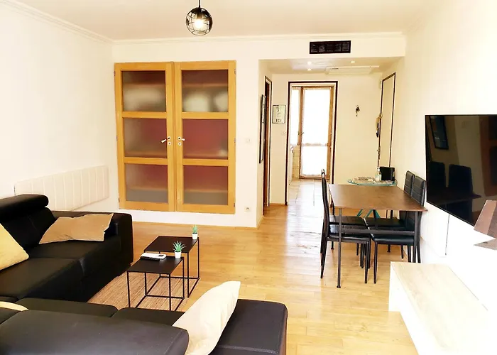 One Air-Conditioned Room With Bathtub, In Shared Accommodation For Young Women Aged 26 To 38, In An Apartment Suite, Residential Parking, Wifi, Big Tv, Large Corner Sofa, Equipped Kitchen, Washer, Bathroom, Two Separate Wall-Hung Toilets, Secure Resi