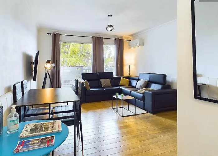 One Air-Conditioned Room With Bathtub, In Shared Accommodation For Young Women Aged 26 To 38, In An Apartment Suite, Residential Parking, Wifi, Big Tv, Large Corner Sofa, Equipped Kitchen, Washer, Bathroom, Two Separate Wall-Hung Toilets, Secure Resi