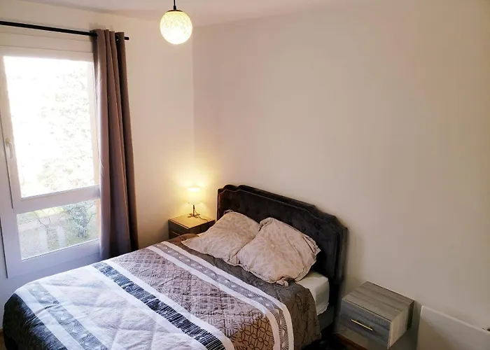 One Air-Conditioned Room With Bathtub, In Shared Accommodation For Young Women Aged 26 To 38, In An Apartment Suite, Residential Parking, Wifi, Big Tv, Large Corner Sofa, Equipped Kitchen, Washer, Bathroom, Two Separate Wall-Hung Toilets, Secure Resi