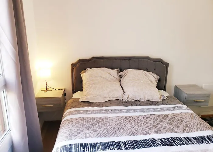 One Air-Conditioned Room With Bathtub, In Shared Accommodation For Young Women Aged 26 To 38, In An Apartment Suite, Residential Parking, Wifi, Big Tv, Large Corner Sofa, Equipped Kitchen, Washer, Bathroom, Two Separate Wall-Hung Toilets, Secure Resi