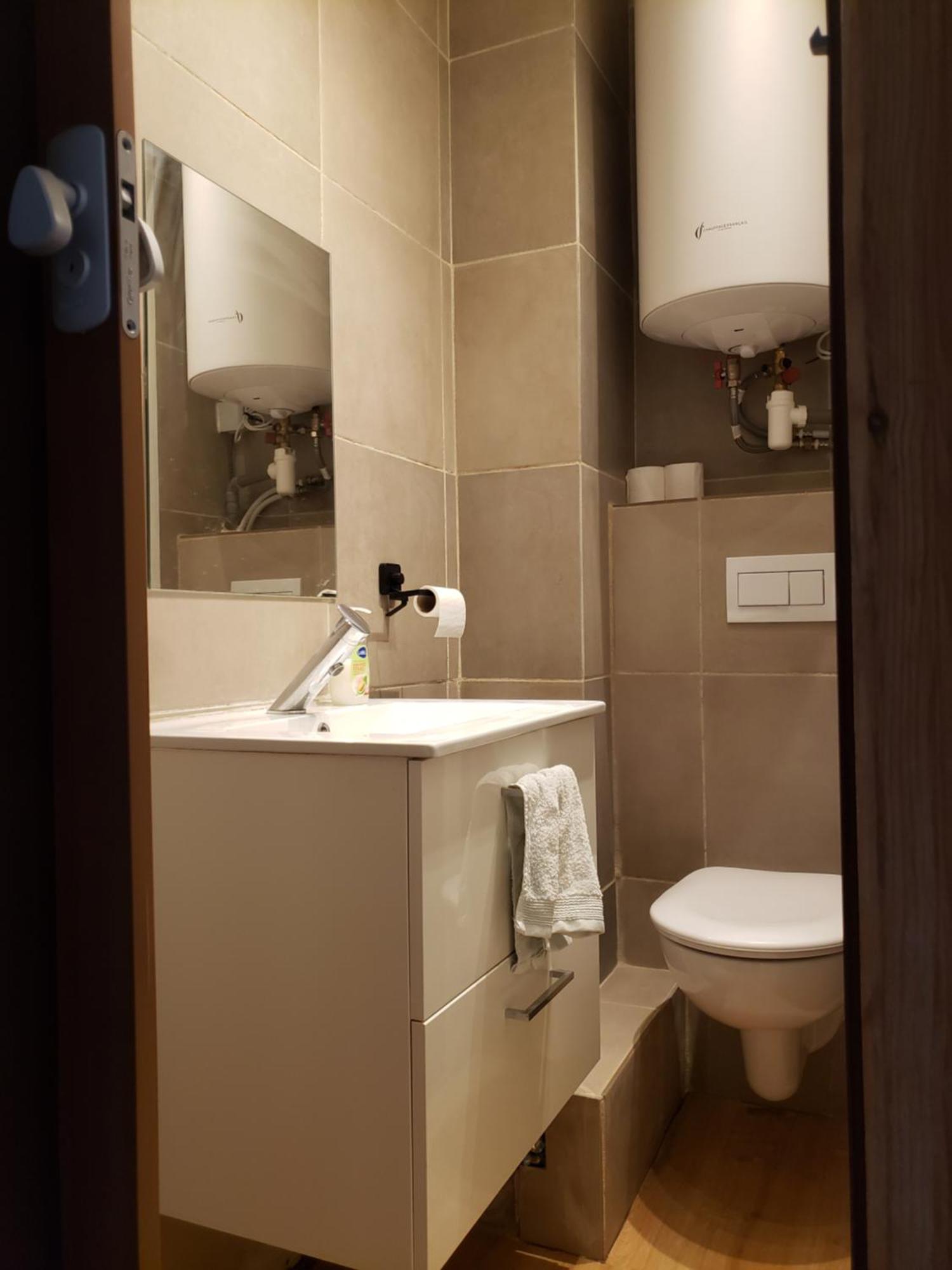 Homestay One Air-conditioned With Bathtub, In Shared For Young Women Aged 26 To 38, In An Suite, Residential Parking, Wifi, Big Tv, Large Corner Sofa, Equipped Kitchen, Washer, Bathroom, Two Separate Wall-hung Toilets, Secure Resi Avignon