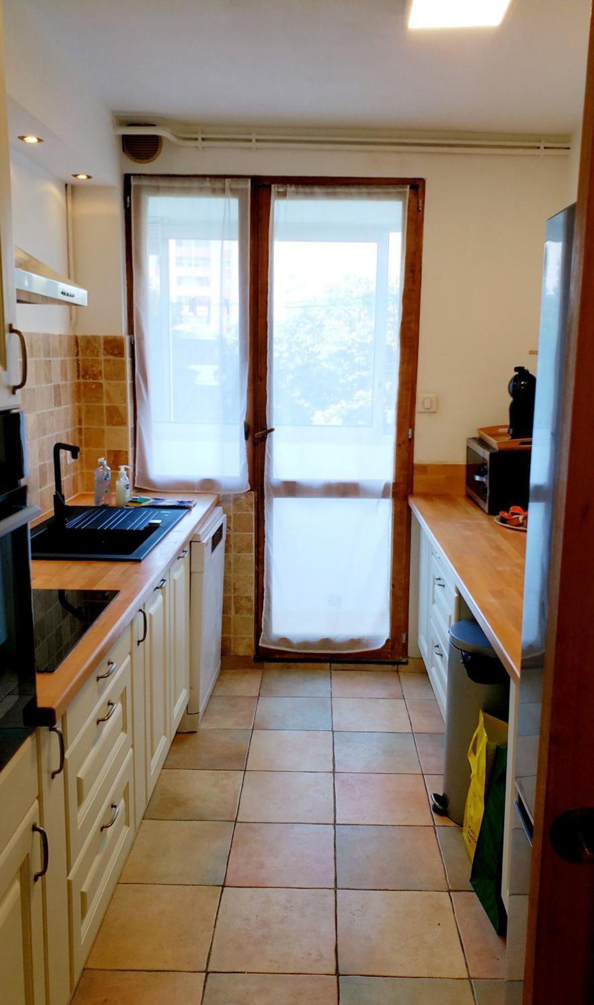 Homestay One Air-conditioned With Bathtub, In Shared For Young Women Aged 26 To 38, In An Suite, Residential Parking, Wifi, Big Tv, Large Corner Sofa, Equipped Kitchen, Washer, Bathroom, Two Separate Wall-hung Toilets, Secure Resi