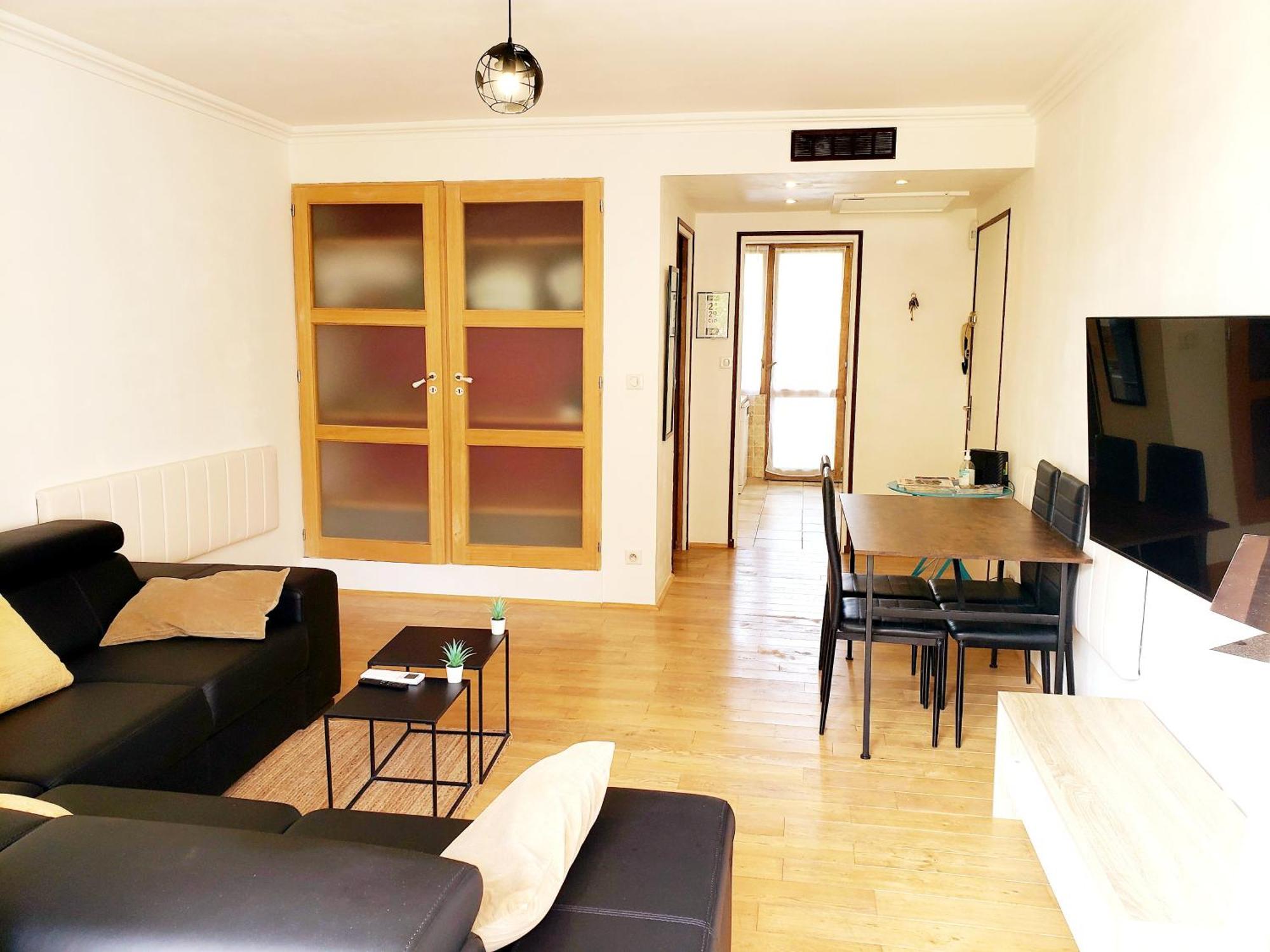 One Air-conditioned With Bathtub, In Shared For Young Women Aged 26 To 38, In An Suite, Residential Parking, Wifi, Big Tv, Large Corner Sofa, Equipped Kitchen, Washer, Bathroom, Two Separate Wall-hung Toilets, Secure Resi Homestay *