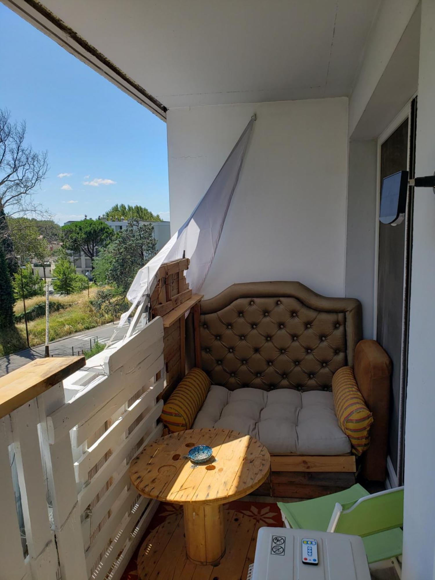 Homestay One Air-conditioned With Bathtub, In Shared For Young Women Aged 26 To 38, In An Suite, Residential Parking, Wifi, Big Tv, Large Corner Sofa, Equipped Kitchen, Washer, Bathroom, Two Separate Wall-hung Toilets, Secure Resi *