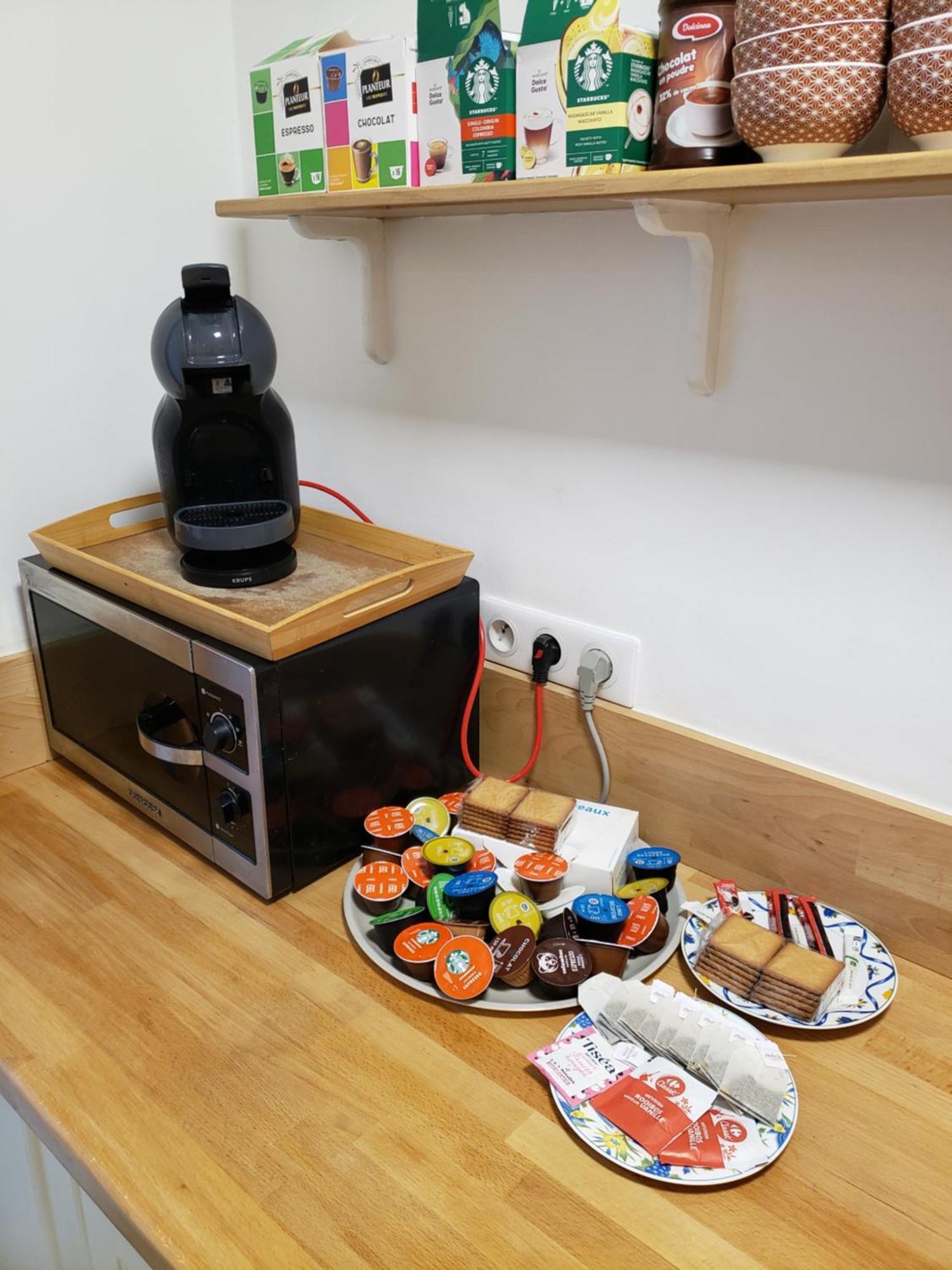Homestay One Air-conditioned With Bathtub, In Shared For Young Women Aged 26 To 38, In An Suite, Residential Parking, Wifi, Big Tv, Large Corner Sofa, Equipped Kitchen, Washer, Bathroom, Two Separate Wall-hung Toilets, Secure Resi