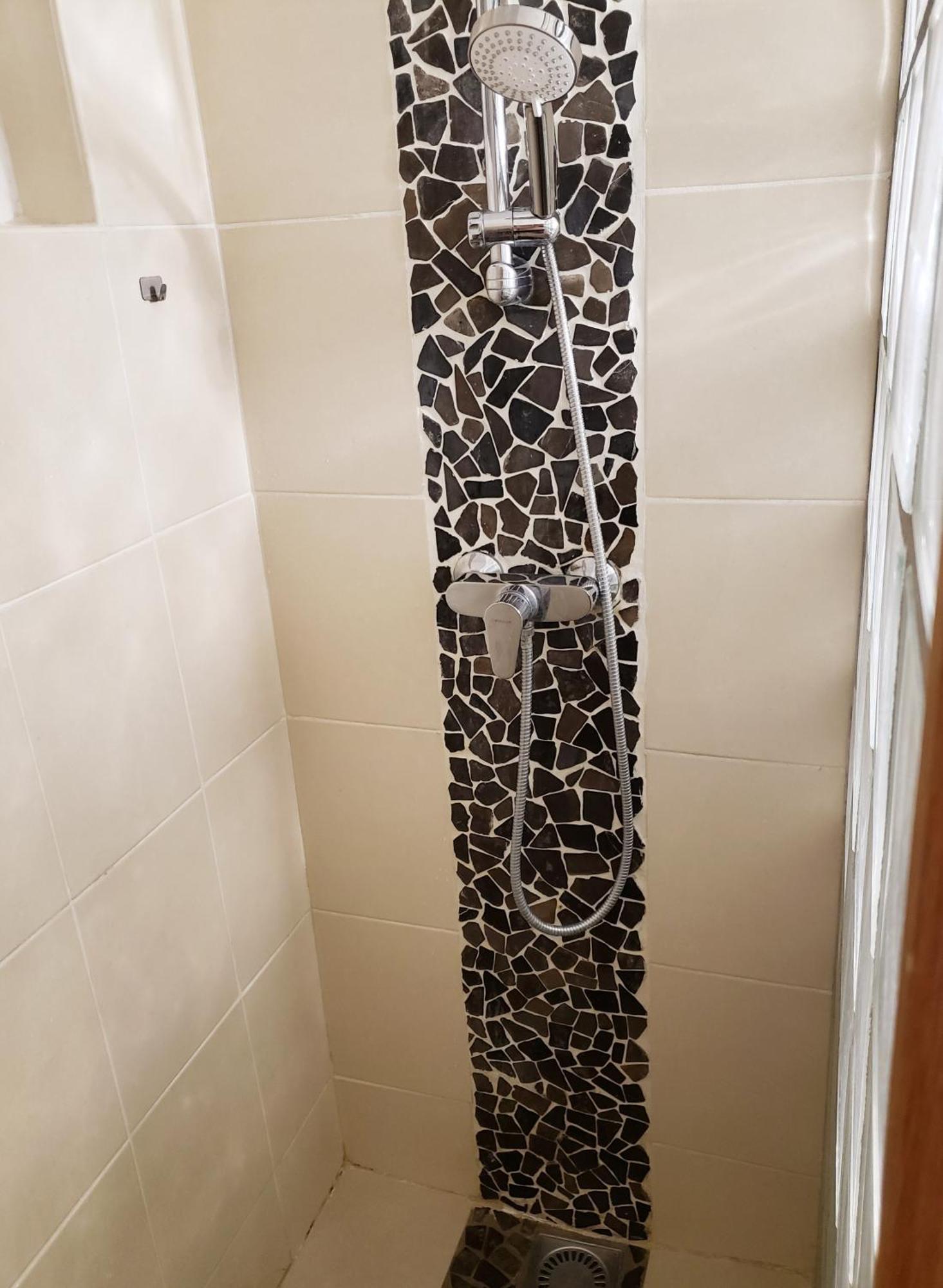 One Air-conditioned With Bathtub, In Shared For Young Women Aged 26 To 38, In An Suite, Residential Parking, Wifi, Big Tv, Large Corner Sofa, Equipped Kitchen, Washer, Bathroom, Two Separate Wall-hung Toilets, Secure Resi Homestay