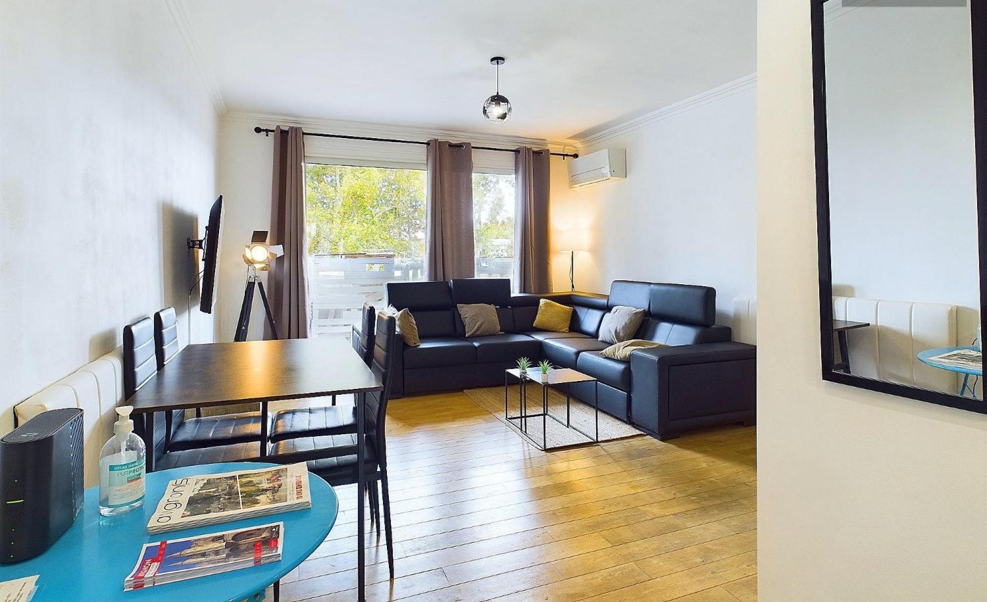 One Air-conditioned With Bathtub, In Shared For Young Women Aged 26 To 38, In An Suite, Residential Parking, Wifi, Big Tv, Large Corner Sofa, Equipped Kitchen, Washer, Bathroom, Two Separate Wall-hung Toilets, Secure Resi