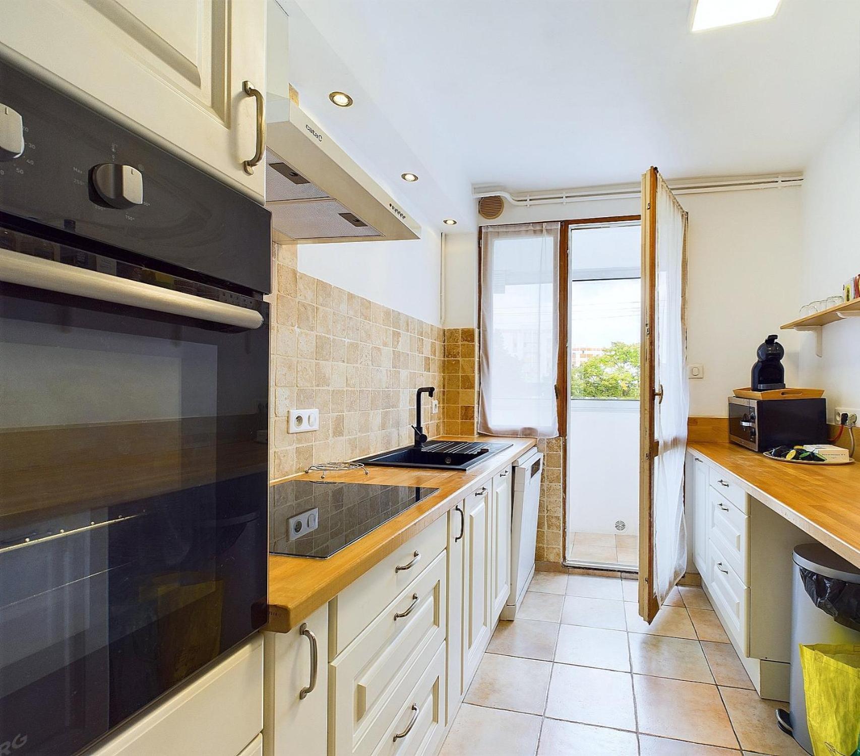 One Air-conditioned With Bathtub, In Shared For Young Women Aged 26 To 38, In An Suite, Residential Parking, Wifi, Big Tv, Large Corner Sofa, Equipped Kitchen, Washer, Bathroom, Two Separate Wall-hung Toilets, Secure Resi