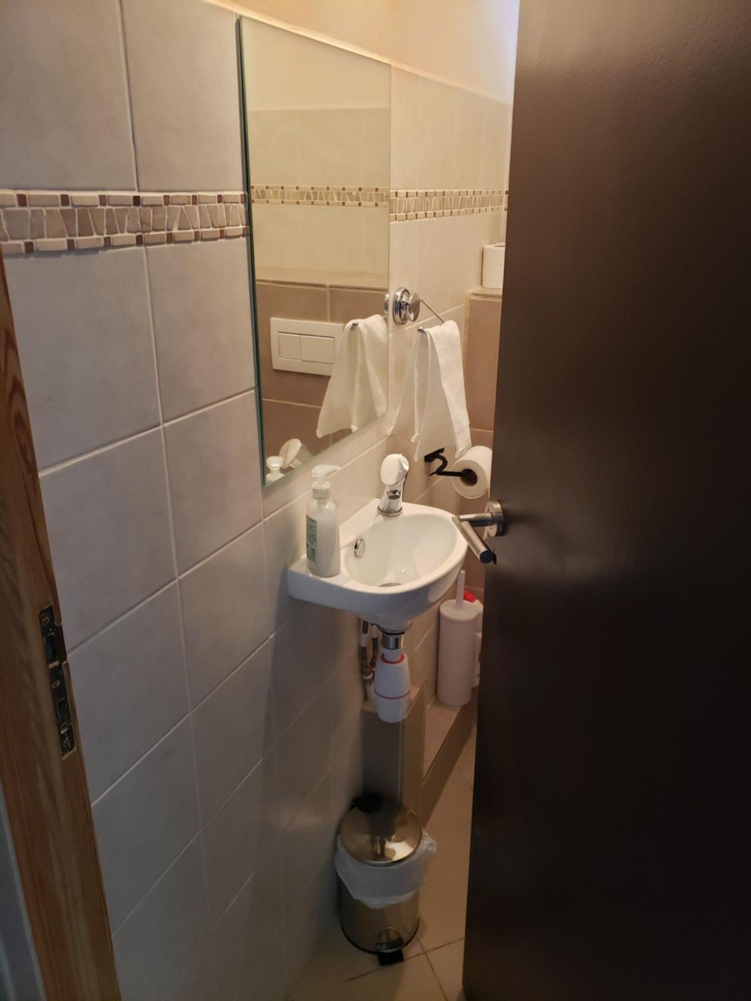 One Air-conditioned With Bathtub, In Shared For Young Women Aged 26 To 38, In An Suite, Residential Parking, Wifi, Big Tv, Large Corner Sofa, Equipped Kitchen, Washer, Bathroom, Two Separate Wall-hung Toilets, Secure Resi Homestay Avignon