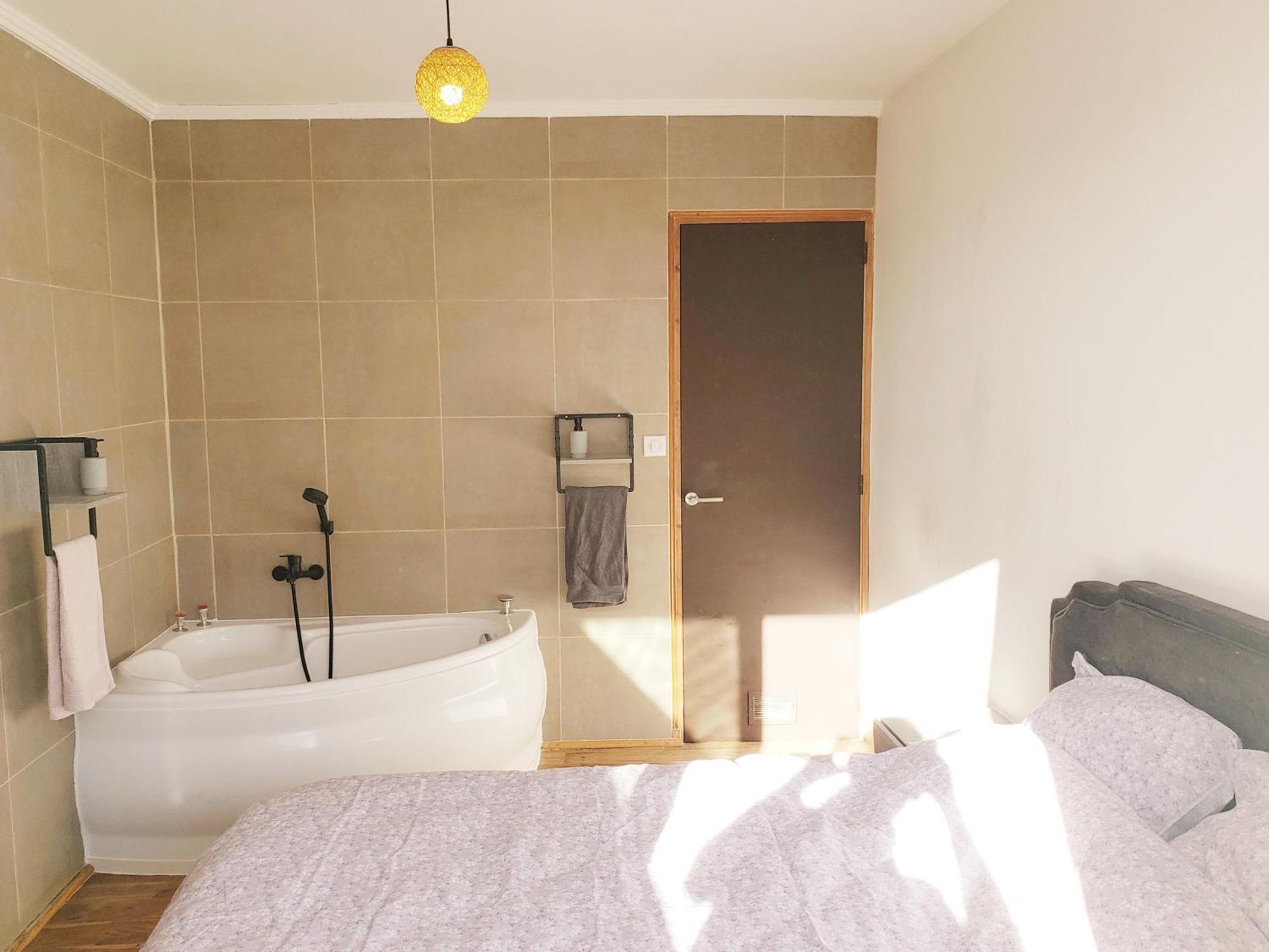 One Air-conditioned With Bathtub, In Shared For Young Women Aged 26 To 38, In An Suite, Residential Parking, Wifi, Big Tv, Large Corner Sofa, Equipped Kitchen, Washer, Bathroom, Two Separate Wall-hung Toilets, Secure Resi Homestay *