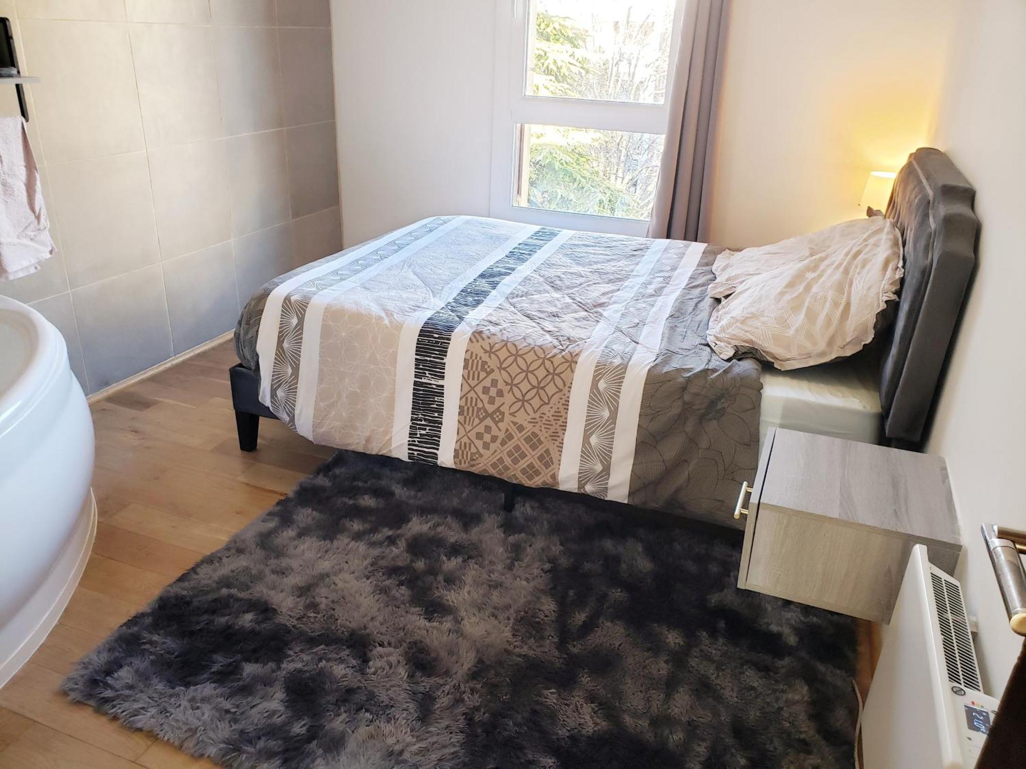 One Air-conditioned With Bathtub, In Shared For Young Women Aged 26 To 38, In An Suite, Residential Parking, Wifi, Big Tv, Large Corner Sofa, Equipped Kitchen, Washer, Bathroom, Two Separate Wall-hung Toilets, Secure Resi * Avignon