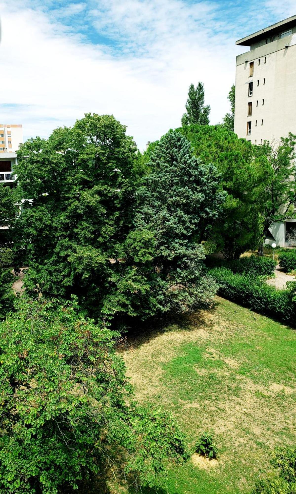 One Air-conditioned With Bathtub, In Shared For Young Women Aged 26 To 38, In An Suite, Residential Parking, Wifi, Big Tv, Large Corner Sofa, Equipped Kitchen, Washer, Bathroom, Two Separate Wall-hung Toilets, Secure Resi Avignon