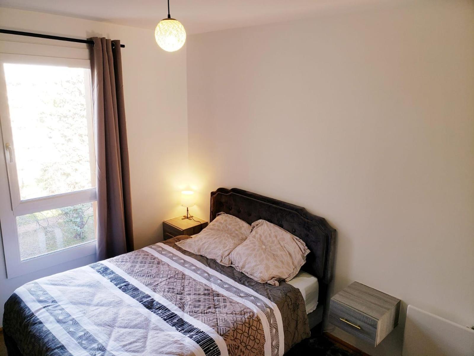 Homestay One Air-conditioned With Bathtub, In Shared For Young Women Aged 26 To 38, In An Suite, Residential Parking, Wifi, Big Tv, Large Corner Sofa, Equipped Kitchen, Washer, Bathroom, Two Separate Wall-hung Toilets, Secure Resi *