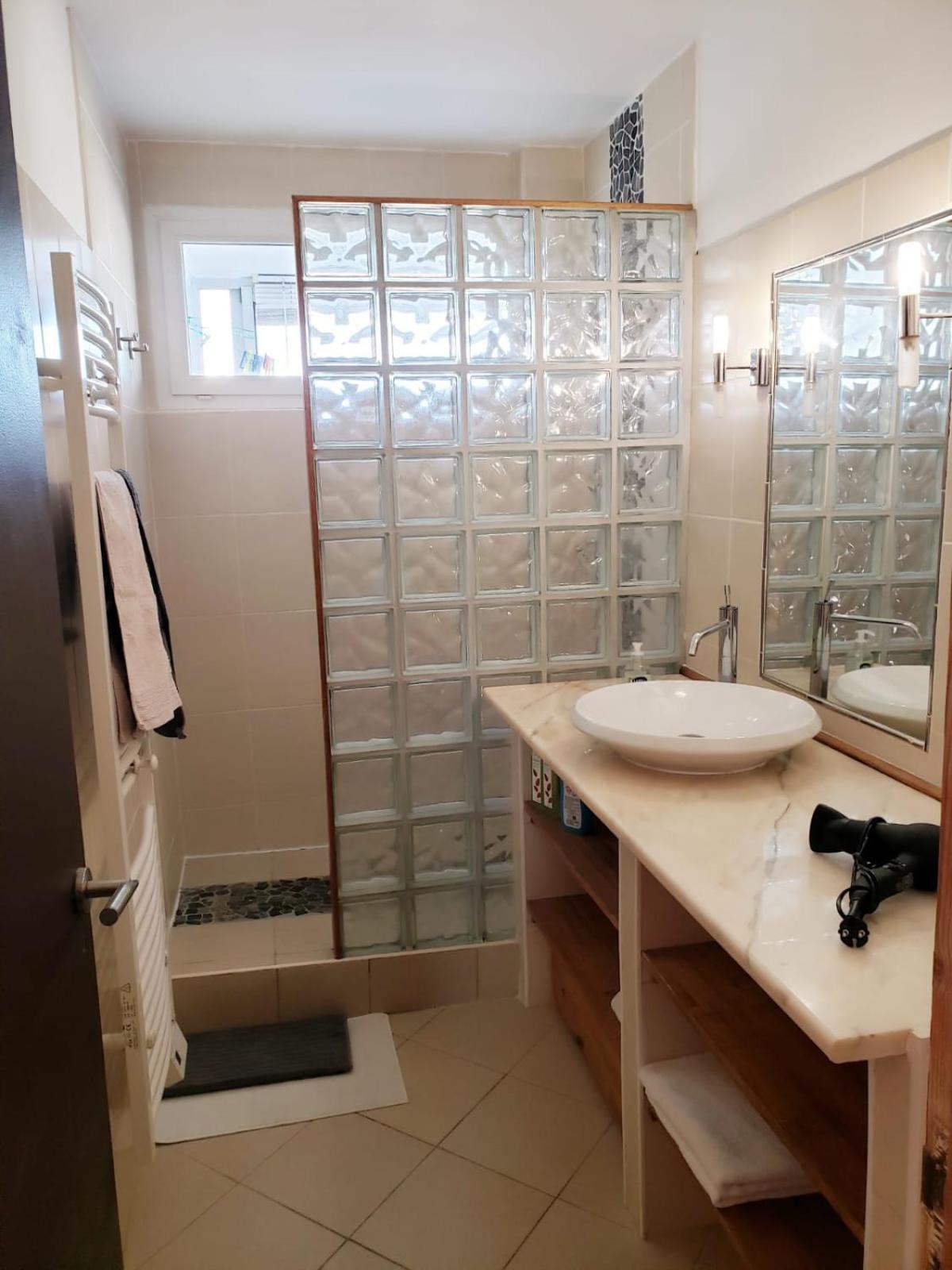 One Air-conditioned With Bathtub, In Shared For Young Women Aged 26 To 38, In An Suite, Residential Parking, Wifi, Big Tv, Large Corner Sofa, Equipped Kitchen, Washer, Bathroom, Two Separate Wall-hung Toilets, Secure Resi Homestay