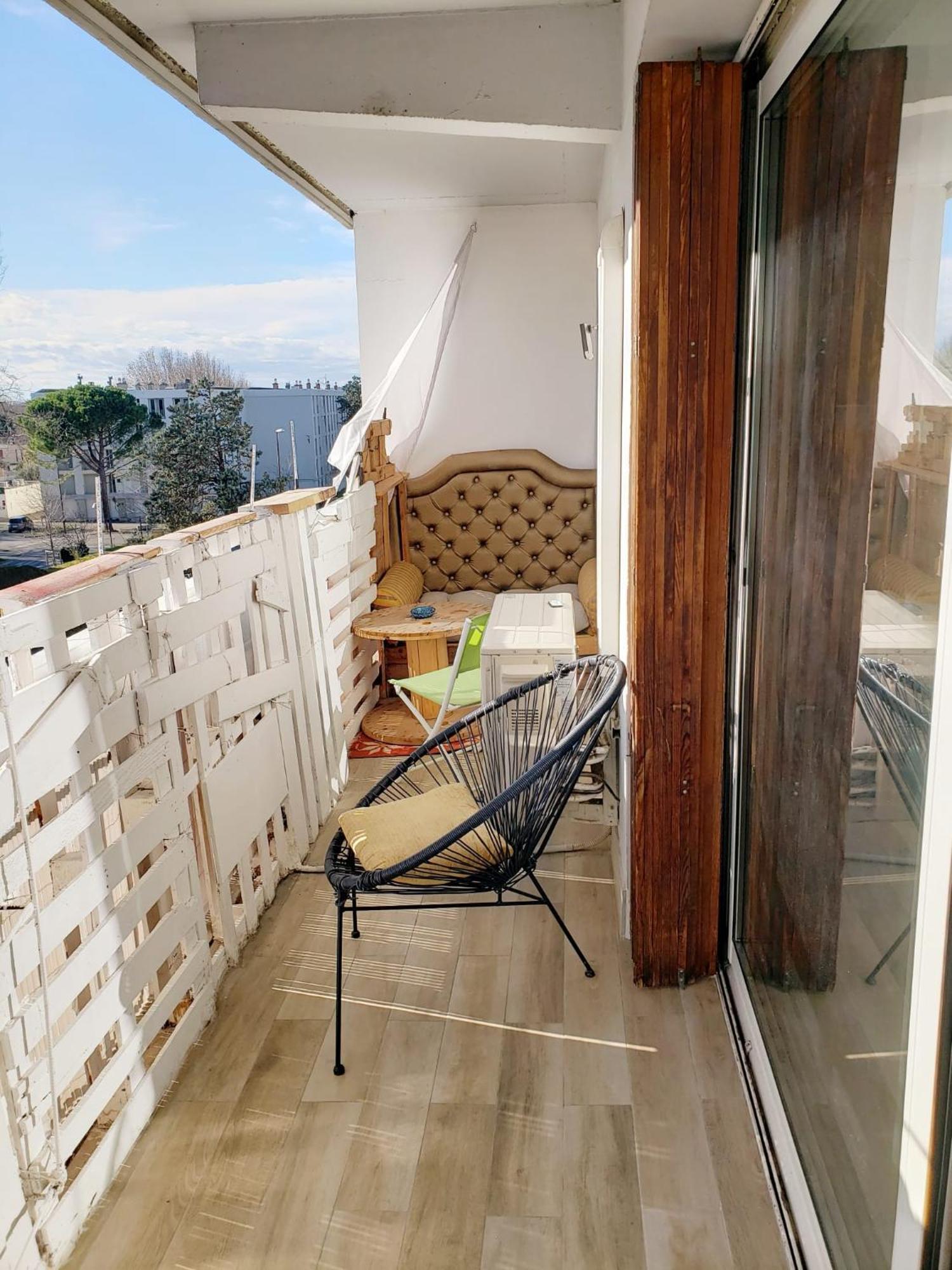 One Air-conditioned With Bathtub, In Shared For Young Women Aged 26 To 38, In An Suite, Residential Parking, Wifi, Big Tv, Large Corner Sofa, Equipped Kitchen, Washer, Bathroom, Two Separate Wall-hung Toilets, Secure Resi