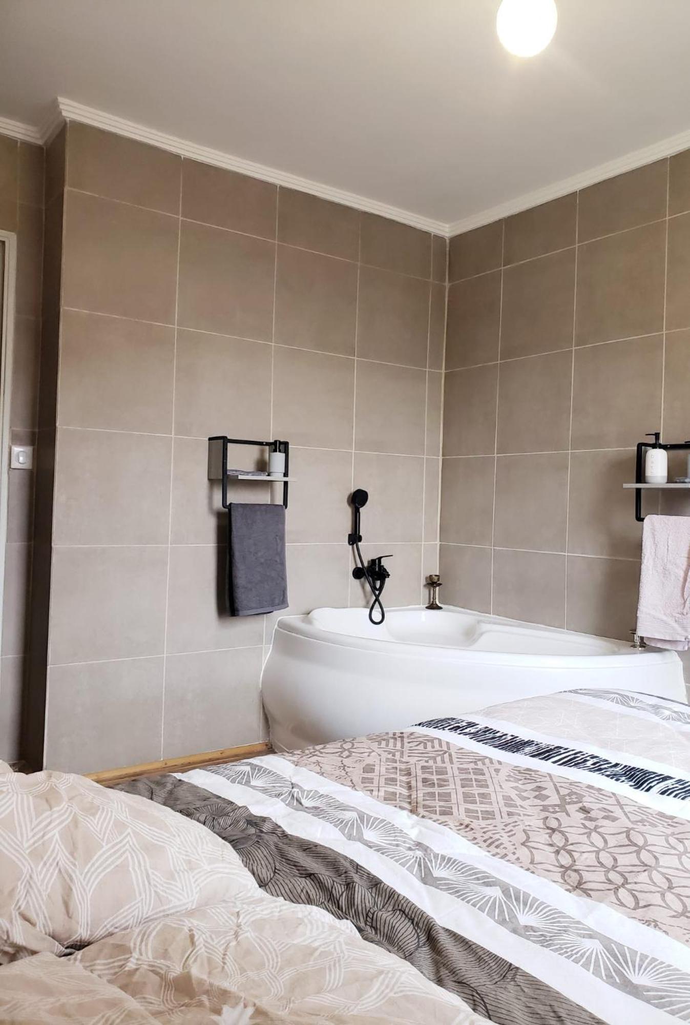 One Air-conditioned With Bathtub, In Shared For Young Women Aged 26 To 38, In An Suite, Residential Parking, Wifi, Big Tv, Large Corner Sofa, Equipped Kitchen, Washer, Bathroom, Two Separate Wall-hung Toilets, Secure Resi Homestay